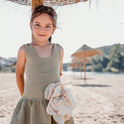 Vestido de Lino con Tirantes y Flor Artesanal — Sienna Crema